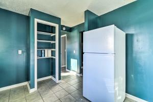 uma cozinha com paredes azuis e um frigorífico branco em Walkable Hopkinsville Home with Yard! em Hopkinsville