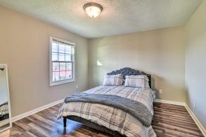 um quarto com uma cama e uma janela em Walkable Hopkinsville Home with Yard! em Hopkinsville