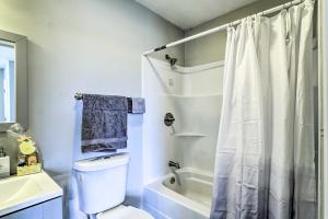 Bilik mandi di Walkable Hopkinsville Home with Yard! +19 gambar