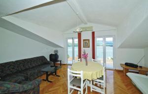 een woonkamer met een bank en een tafel bij Apartments Hazi 1 - 150m from sea in Trogir