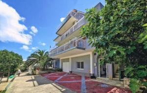 een appartementencomplex met een balkon en een tuin bij Apartments Hazi 1 - 150m from sea in Trogir