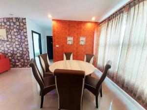 Posezení v ubytování บ้านคาราโอเกะ พูลวิลล่า หัวหิน 3 ห้องนอน สระส่วนตัว พัก 6-15 คน