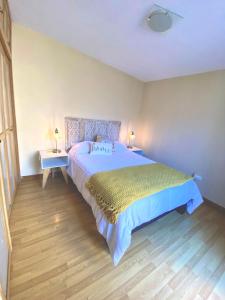 1 dormitorio con 1 cama grande y 2 mesitas de noche en Casita Capri en Ciudad Juárez