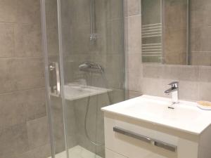 Ένα μπάνιο στο Appartement Vars, 2 pièces, 4 personnes - FR-1-330B-23