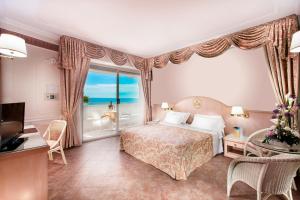 Postel nebo postele na pokoji v ubytování Hotel Gambrinus + 37 fotografií