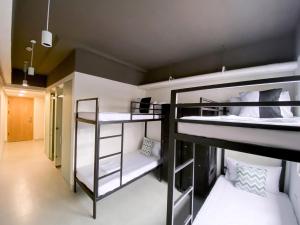 Un pat sau paturi într-o cameră la The Grid Co-Living Managed by HII