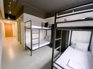 Un pat sau paturi într-o cameră la The Grid Co-Living Managed by HII