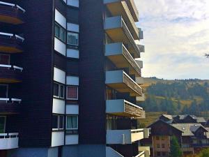 ein hohes Gebäude mit Balkon an der Seite in der Unterkunft Appartement Vars, 1 pièce, 2 personnes - FR-1-330B-26 in Vars