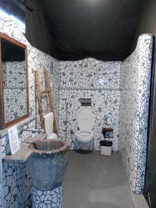 łazienka z toaletą i umywalką w obiekcie My Village - Eco Rural Resort w mieście Coimbatore