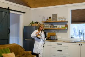 ChristinaにあるBarefoot Villas and Retreatの茶釜を持つ台所に立つ女性