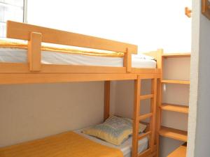 Bunk bed o mga bunk bed sa kuwarto sa Appartement Le Grau-du-Roi, 2 pièces, 6 personnes - FR-1-250-105