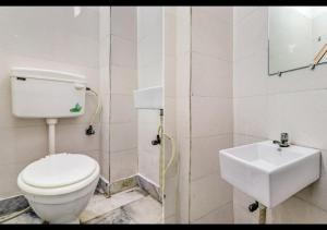 A bathroom at Dev Guest House By WB Inn