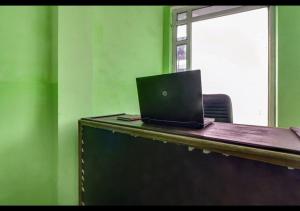 un computer portatile seduto sopra una scrivania di Dev Guest House By WB Inn ad Agra