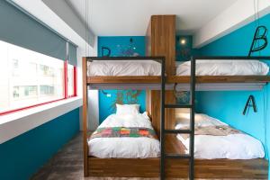 Katil dua tingkat atau katil-katil dua tingkat dalam bilik di Arch Inn