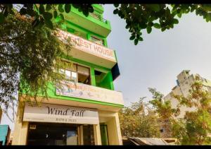 ein grünes Gebäude mit einem Windfall-Schild darauf in der Unterkunft Dev Guest House By WB Inn in Agra