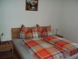 Una cama con dos almohadas encima en un dormitorio. en Apart Lermoos, en Lermoos