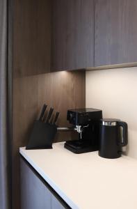 Príslušenstvo na prípravu kávy alebo čaju v ubytovaní Apartamenty Legionów- A27 komfortowy apartament w centrum miasta