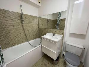 La salle de bains est pourvue d'un lavabo, de toilettes et d'une douche. dans l'établissement Appartement Port Camargue, 1 pièce, 2 personnes - FR-1-250-230, au Grau-du-Roi