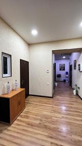 TV a/nebo společenská místnost v ubytování Hayot Hostel