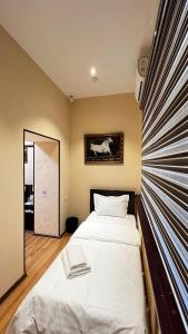 En eller flere senge i et værelse på Hayot Hostel