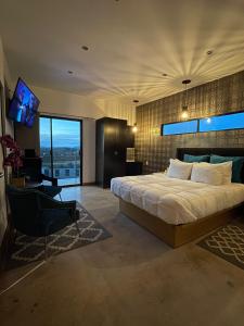 sypialnia z dużym łóżkiem i telewizorem w obiekcie TEMEXKAL RESORT w mieście Ensenada