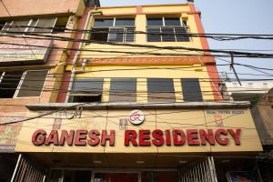um edifício com um sinal na lateral em Ganesh Residency em Cuttack