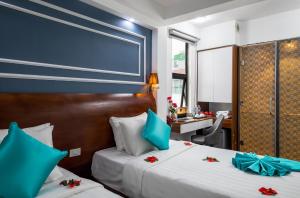 Postel nebo postele na pokoji v ubytování Hanoi Sisters Boutique Hotel & Spa & Travel