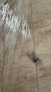 un cabezal de ducha en el suelo con agua saliendo en The Pearl - Spacious Air Conditioned 3BD, 2BTH Villa with Gorgeous Views, en Old Road