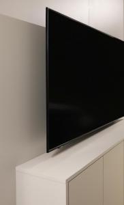 Televízia a/alebo spoločenská miestnosť v ubytovaní Apartamenty Legionów- A27 komfortowy apartament w centrum miasta