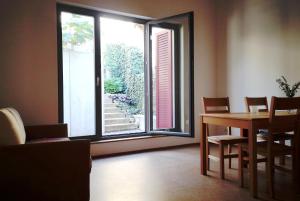 comedor con mesa y ventana grande en Ferienwohnung am Zehntkeller, en Veitshöchheim