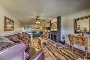 uma sala de estar com um sofá e uma lareira em Ruidoso Condo with Golf View about 17 Mi to Ski Apache! em Ruidoso