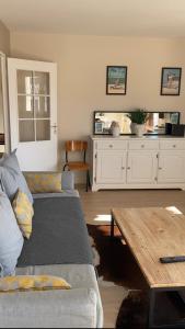 - un salon avec un canapé et une table basse dans l'établissement Appartement spacieux à Pontaillac, proche plage, à Royan