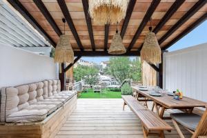 patio z kanapą, stołem i krzesłami w obiekcie Grimaud 4 vents YourHostHelper w mieście Grimaud
