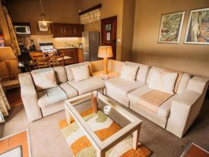 sala de estar con sofá y mesa en Blue Zone Leisure at Mount Sheba, en Pilgrim's Rest