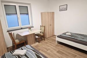 - une chambre avec un lit, un bureau, un lit et une table dans l'établissement Work & Stay in Kranenburg near Kleve, à Kranenburg