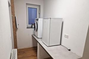 une cuisine avec deux réfrigérateurs assis sur un comptoir dans l'établissement Work & Stay in Kranenburg near Kleve, à Kranenburg