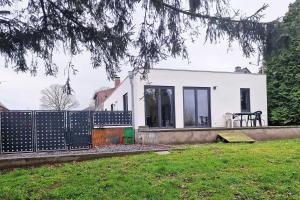 une maison blanche avec une clôture devant elle dans l'établissement Work & Stay in Kranenburg near Kleve, à Kranenburg