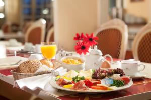 Comida en o cerca de este hotel