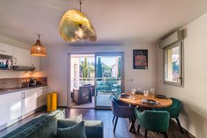 kuchnia i jadalnia ze stołem i krzesłami w obiekcie Villa Elena - Studio proche plage avec terrasse w Cannes