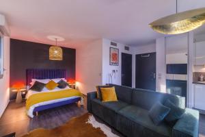 - un salon avec un canapé et un lit dans l'établissement Villa Elena - Appt proche plage avec terrasse, à Cannes