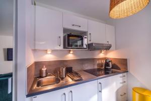 Kuchnia lub aneks kuchenny w obiekcie Villa Elena - Studio proche plage avec terrasse