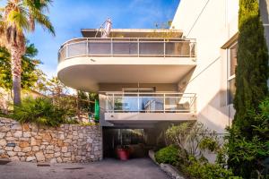budynek z balkonem na szczycie w obiekcie Villa Elena - Studio proche plage avec terrasse w Cannes +10 zdjęć