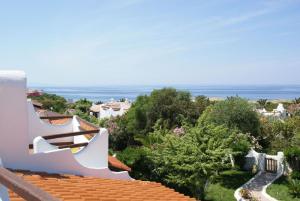 - une vue sur l'océan depuis le toit d'une maison dans l'établissement Tolles Ferienhaus in La Ciaccia mit Möblierter Terrasse, à Valledoria