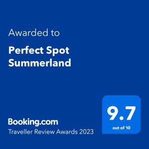 un signo azul con el texto quería perfecto para el verano en Perfect Spot Summerland Mamaia, en Mamaia