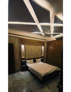 sypialnia z łóżkiem i sufitem w obiekcie Panchvati Inn, Bhedaghat w mieście Bherāghāt