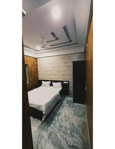 Łóżko lub łóżka w pokoju w obiekcie Panchvati Inn, Bhedaghat