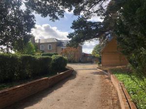 una entrada frente a una casa en Lodge House in Grounds of Victorian Country Estate en Taunton