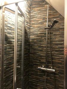 y baño con ducha y pared de madera. en Lodge House in Grounds of Victorian Country Estate en Taunton