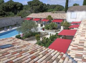 una vista aérea de una casa con techos rojos en Villa del Ré 6 en La Flotte