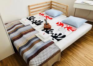 Säng eller sängar i ett rum på Cozy Danube Room - 15 mins to Downtown